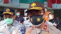 Dirgakum Korlantas Mabes Polri Brigjen Kushariyanto saat mengunjungi korban kecelakaan maut Tol Cipali ke RS Mitra Plumbon Cirebon. Foto (Liputan6.com / Panji Prayitno)