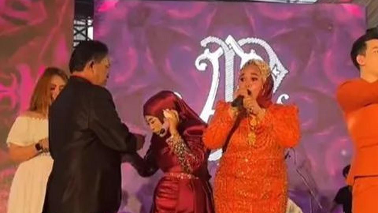 Saat membagikan uang, Haji Alwi Ruslan juga dijaga oleh pihak keamanan seperti polisi dan TNI.