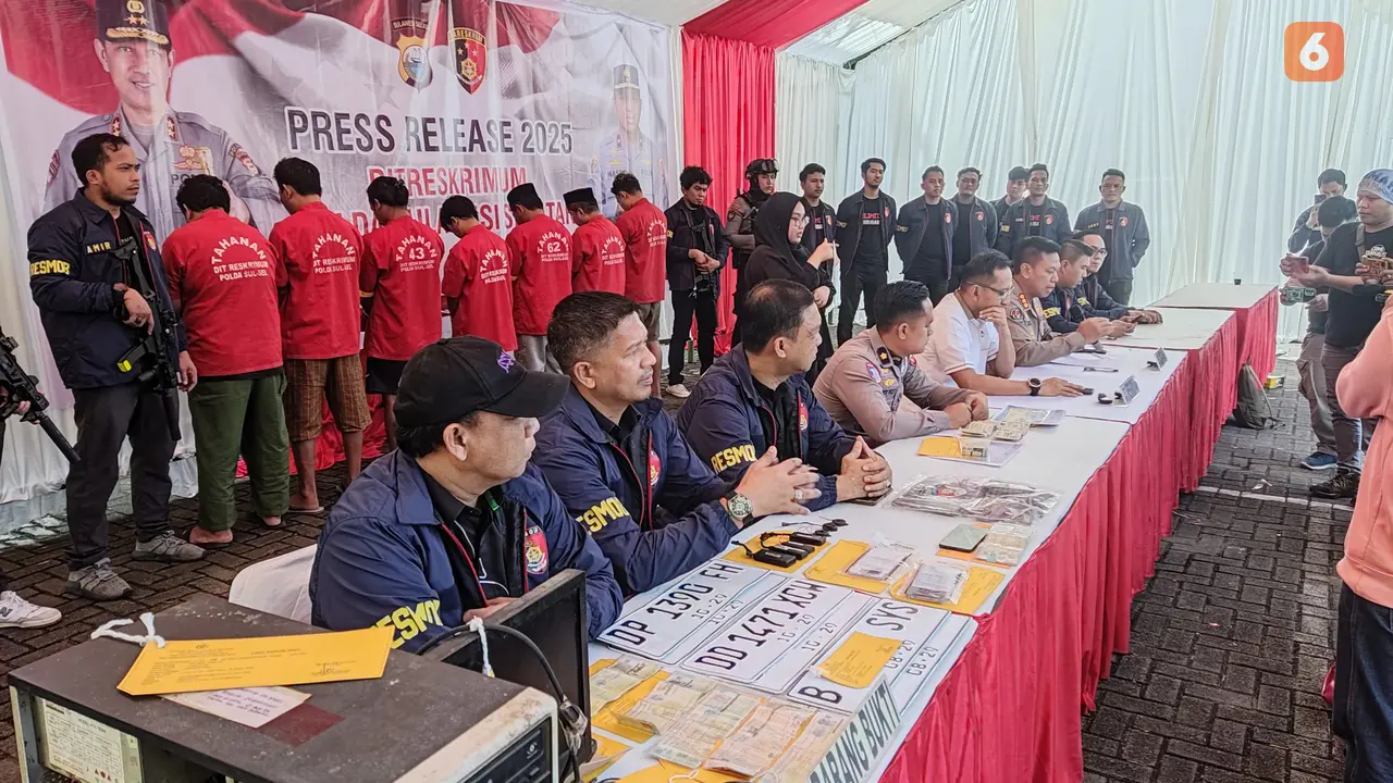 Polda Sulsel bongkar sindikat pemalsu STNK untuk kendaraan bodong (Liputan6.com/Fauzan)