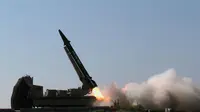 Iran saat melakukan uji coba rudal balistik pada 2010 (AFP)