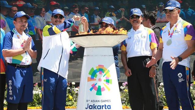 Komisaris Utama Bank BRI Bawa Obor Asian Games 2018 Menuju Lapangan Puputan Renon
