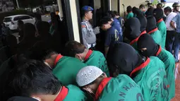 Satuan Narkoba Polres Metro Jakarta Barat berhasil menangkap 41 tersangka pengedar narkoba, Jakarta, Kamis (30/4/2015). Dalam sepekan (21-29 April) Polisi berhasil mengungkap 30 kasus dan menjerat 41 tersangka (Liputan6.com/Herman Zakharia)