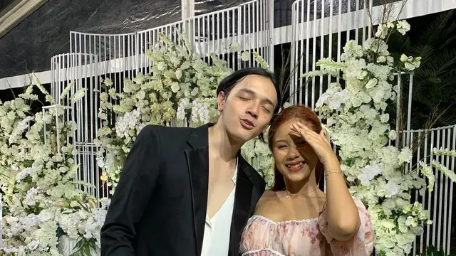 Nadine Amizah Dilamar Adik Sheila Dara, Pasangan Serasi dengan Gaya Vintage Ikonik