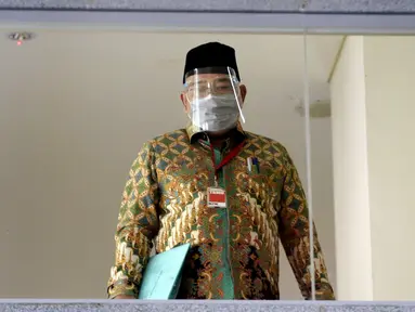 Mantan anggota DPRD Provinsi Jambi Cek Man saat akan menjalani pemeriksaan penyidik di Gedung KPK, Jakarta, Selasa (30/6/2020). Cek Man diperiksa sebagai tersangka terkait kasus dugaan menerima suap ketok palu pengesahan RAPBD Provinsi Jambi Tahun 2017-2018. (merdeka.com/Dwi Narwoko)