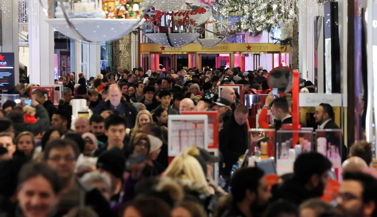 Keramaian pengunjung selama perayaan Black Friday di Macy Herald Square, Manhattan, New York, Kamis (24/11). Black Friday adalah tradisi hari belanja terbesar tahunan di Amerika yang berlangsung sehari setelah hari Thanksgiving. (REUTERS/Andrew Kelly)