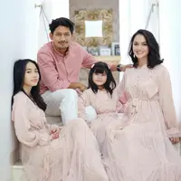 Simak bagaimana cara Ririn Ekawati menerapkan protokol kesehatan di rumah untuk menjaga kesehatan keluarganya. (Foto: Instagram.com/Ririn Ekawati).