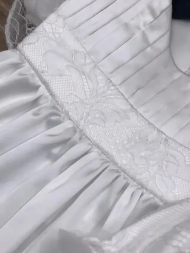 6 Potret Detail Baju Akikah Baby Selina Rancangan Asky Febrianti, Ada Sulaman Namanya