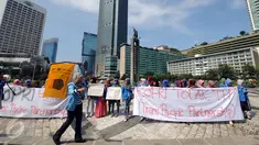 Sejumlah mahasiswi yang tergabung dalam Kopri PB PMII melakukan aksi di Bundaran HI, Jakarta, Minggu (13/3/2016). Dalam aksinya, mereka menolak kebijakan pemerintah tentang pemberlakukan Trans Pasific Partnership. (Liputan6.com/Helmi Fithriansyah)