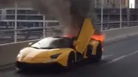Lagi Jalan-jalan Lamborghini Aventador Edisi Terbatas Terbakar