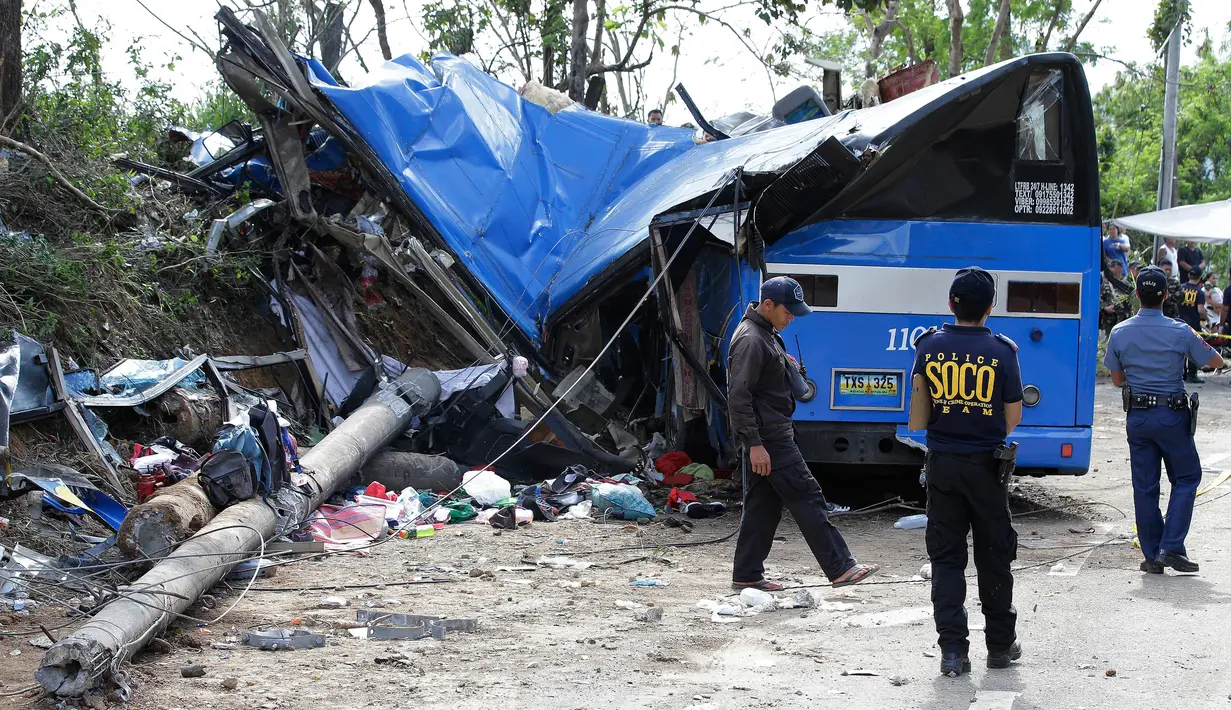 Kecelakaan bus terjadi di Tanay, Filipina, Senin (20/2). Empat belas orang tewas yang terdiri dari 13 pelajar dan seorang lagi adalah sopir bus tersebut. (AP Photo / Aaron Favila)