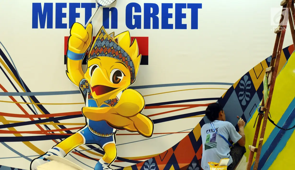 Pekerja melakukan pengecatan dekorasi stand Meet n Greet yang ada di area Indonesia Open 2017 di Jakarta Convention Centre, Senin (12/6). Indonesia Open 2017 berlangsung mulai hari ini (12/6) hingga Minggu (18/2). (Liputan6.com/Helmi Fithriansyah)