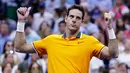 Petenis Argentina, Juan Martin del Potro bereaksi setelah Rafael Nadal dari Spanyol mengundurkan diri pada semifinal AS Terbuka 2018, Jumat (7/9). Itu berarti, Del Potro melangkah ke final AS Terbuka untuk pertama kalinya setelah 2009. (AP/Seth Wenig)