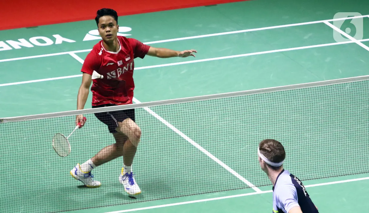 Pebulu tangkis tunggal putra Indonesia, Anthony Sinisuka Ginting saat bertanding melawan Viktor Axelsen (Denmark) pada Semifinal Indonesia Masters 2022 di Istora Senayan, Jakarta, Sabtu (11/6/2022). Anthony Sinisuka Ginting gagal melaju ke final Indonesia Masters 2022. (Liputan6.com/Helmi Fithriansyah)