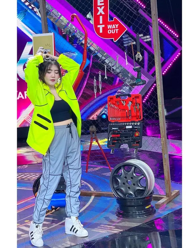 Curhatnya Jadi Perbincangan, Intip 6 Gaya Fashion Terkini Pilihan Via Vallen