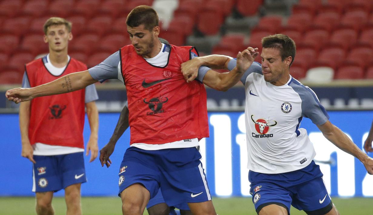 Pemain Chelsea, Alvaro Morata dan Cesar Azpilicueta mengikuti sesi latihan di Singapura, Senin (24/7/2017). Chelsea akan bersua Bayern Munchen pada laga International Champions Cup 2017. (EPA/Wallace Woon)
