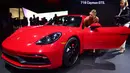 Maria Sharapova saat ingin masuk ke dalam mobil Porsche 718 Cayman GTS selama pameran mobil AutoMobility LA di Los Angeles Convention, California (29/11). (AFP/Kevork Djansezian)