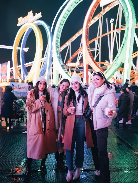 Liburan bareng ke London, begini gaya stylish Febby Rastanty, Enzy Storia, Medina, dan Hesti Purwadinata kenakan outfit berlapis nuansa beige-putih. [@enzystoria]