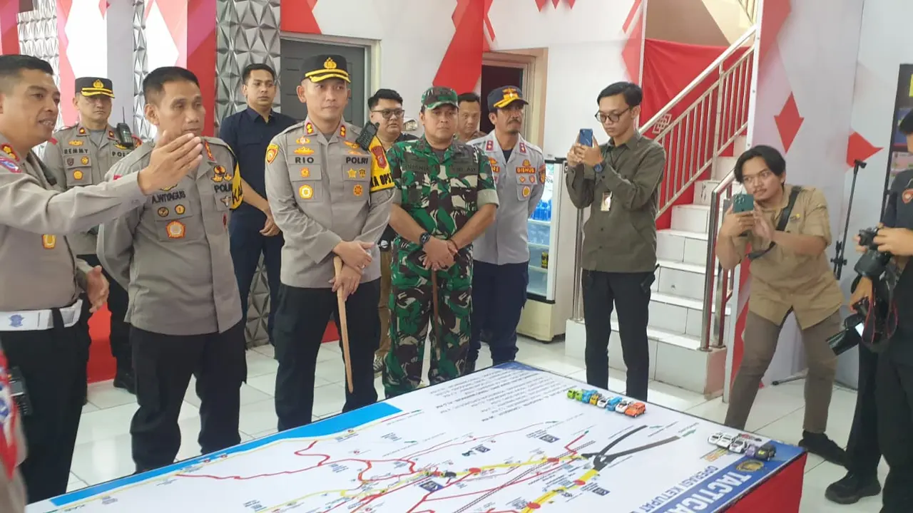 Kapolres Garut AKBP Rio Wahyu Anggoro mendampingi Kapolda Jabar Irjen.Akhmad Wiyagus dalam pengecekan kesiapan menghadapi mudik lebaran 2023 di Pospam Terpadu Limbangan, beberapa waktu lalu. (Liputan6.com/Jayadi Supriadin)