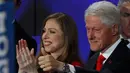 Mantan Presiden Amerika Serikat, Bill Clinton bersama putri tunggal, Chelsea Clinton saat mendukung Capres AS dari Partai Demokrat, Hillary Clinton dalam penutupan Konvensi Nasional Partai Demokrat di Philadelphia, AS, Kamis (28/7). (REUTERS/Mike Segar)