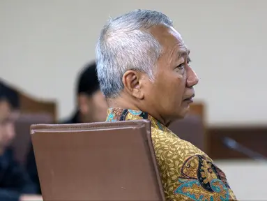 Terdakwa suap perizinan dan pengadaan proyek di lingkungan Ditjen Hubla TA 2016-2017 Antonius Tonny Budiono saat sidang di Pengadilan Tipikor, Jakarta, Kamis (3/5). Sidang mendengar nota pembelaan terdakwa. (Liputan6.com/Helmi Fithriansyah)