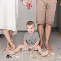 eggshell parenting merujuk pada pola asuh dengan perilaku orangtua yang tidak konsisten dan sulit diprediksi. Anak akhirnya hidup dalam kewaspadaan terus-menerus demi menjaga suasana tetap aman. (foto/dok: freepik)