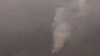 Cairan non-kimia ditebarkan ke-13 titik api dengan menggunakan pesawat water bombing.

