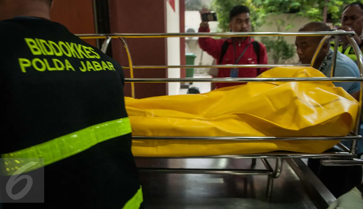 Petugas membawa jasad pelaku pengeboman di Taman Pandawa-Bandung ke ruang visum RS Polri Kramat Jati, Jakarta Timur, Senin (27/2). Jenazah YC yang tewas tertembak akan dilakukan autopsi lebih lanjut. (Liputan6.com/Gempur M Surya)