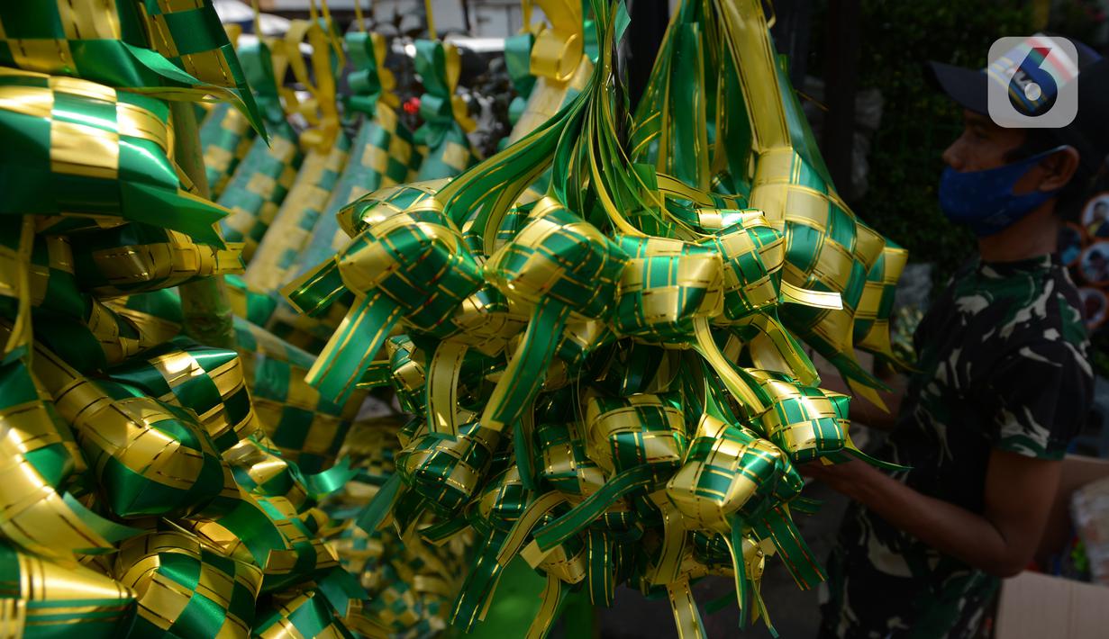 FOTO: Pedagang Hiasan Ketupat Sepi Pembeli - Ramadan ...