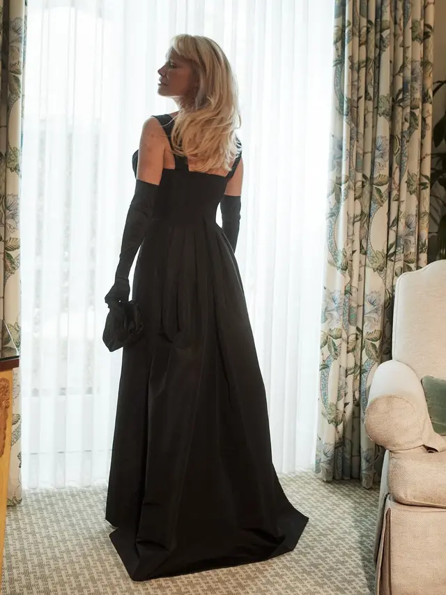 Potret Pamela Anderson Tampil Percaya Diri Tanpa Makeup di Golden Globes 2025