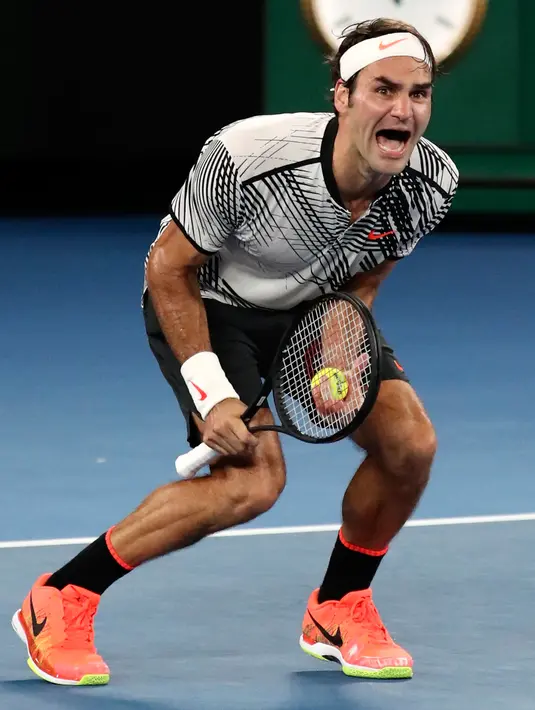 Petenis asal Swiss Roger Federer bereaksi setelah memenangi laga final Australia Terbuka 2017 melawan Rafael Nadal (Spanyol) di Melbourne, Minggu (29/1). Federer menang 6-4 3-6 6-1 3-6 6-3 atas Nadal. (AP Photo/Aaron Favila)