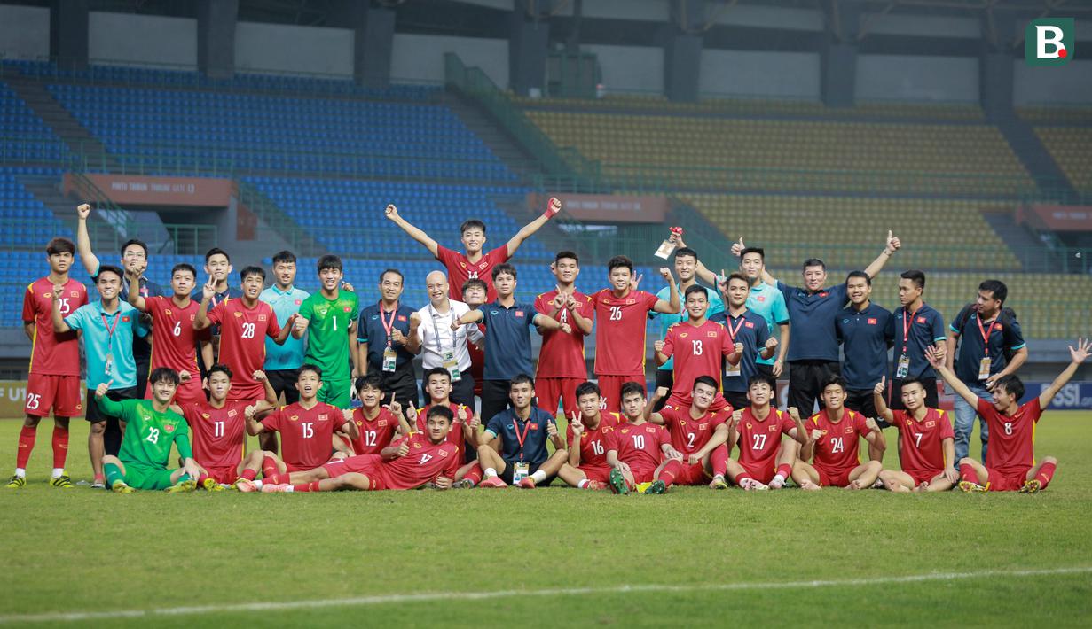 Pemain Vietnam U-19 merayakan kemenangan atas Thailand U-19 pada laga perebutan tempat ketiga Piala AFF U-19 2022 di Stadion Patriot Chandrabhaga, Bekasi, Jumat (15/7/2022). (Bola.com/Bagaskara Lazuardi)