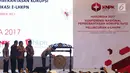 Presiden Jokowi (kanan) didampingi Ketua KPK, Agus Rahar (kedua kanan) memukul gong saat memperingati hari Antikorupsi Dunia di Jakarta, Senin (11/12). (Liputan6.com/Angga Yuniar)