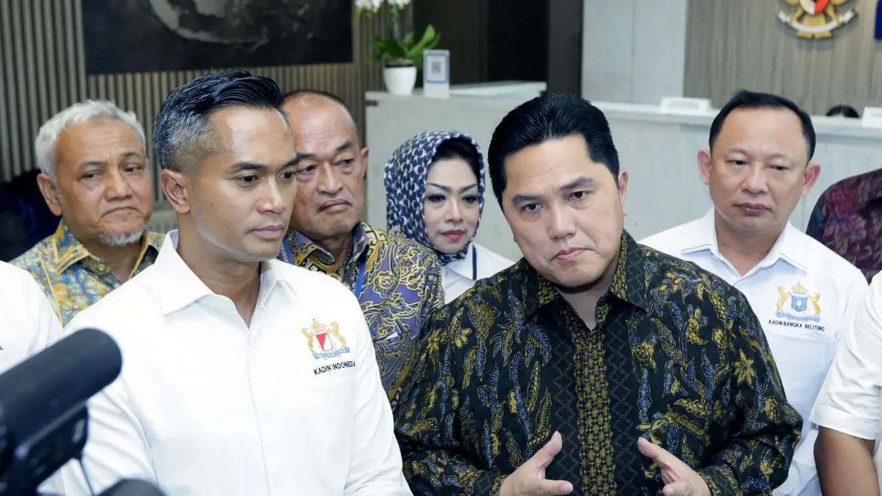 Menteri Perindustrian (Menperin) Agus Gumiwang Kartasasmita dan Menteri Badan Usaha Milik Negara (Menteri BUMN) Erick Thohir mengucapkan selamat kepada Ketua Umum Kadin Indonesia Anindya Bakrie.