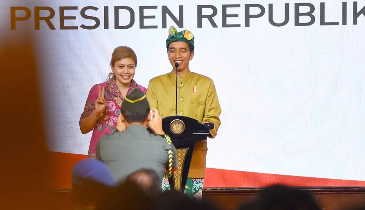 Salah seorang pengusaha berfoto bersama Presiden Jokowi dalam sosialisasi PPh Final UMKM 0,5% di Sanur, Bali, Sabtu (23/6). Pengusaha itu lebih memilih berfoto bersama Jokowi dibandingkan mendapat hadiah sepeda. (Liputan6.com/Pool/Biro Pers Setpres)