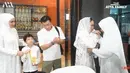 Aurel Hermansyah saat berpamitan kepada Krisdayanti. Sang ibu mencium dan memeluk anak sulungnya. (Foto: YouTube/ AH)