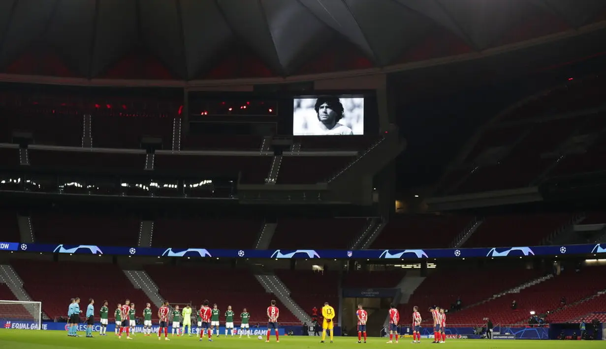Pemain Atletico Madrid dan Lokomotiv Moscow mengheningkan cipta untuk mengenang legenda sepak bola Diego Armando Maradona sebelum pertandingan Grup A Liga Champions di Stadion Wanda Metropolitano, Madrid, Spanyol, Rabu (25/11/2020). Maradona meninggal karena serangan sakit. (AP Photo/Manu Fernandez)