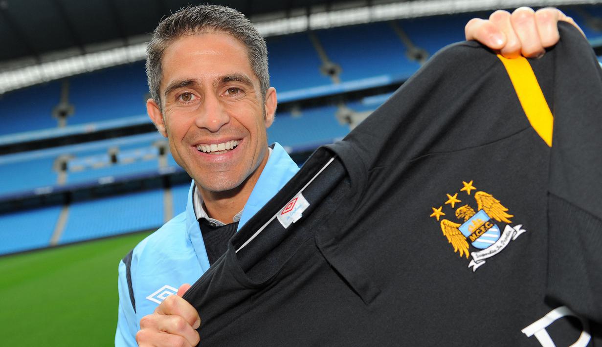 Sylvinho merupakan pemain pertama yang pernah berseragam Manchaster City dan Barcelona. Ia memutuskan pindah menuju ke Man City pada awal musim 2009/10, usai menghabiskan lima musim bersama Los Blancos. Berstatus bebas transfer, ia difungsikan sebagai pemain pelapis. (AFP/Paul Ellis)