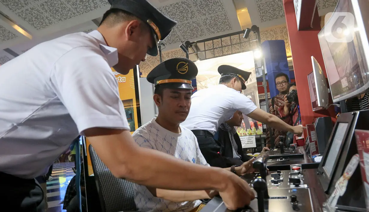 Untuk memeriahkan Hari Ulang Tahun (HUT Jakarta ke-497, PT LRT Jakarta menghadirkan simulator kereta atau train simulator di area Pekan Raya Jakarta. (Liputan6.com/Herman Zakharia)