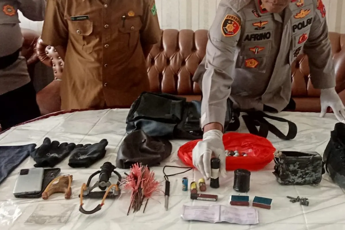 Barang bukti kasus ledakan bom rakitan di MAN 3 Padang. (Dok. Istimewa)