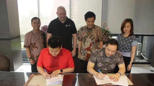 Direktur ENA, Ferry Wirawan Tedja dan Direktur Utama BNJ, Owen Rahadiyan melakukan penandatanganan kerjasama. (Dian Kurniawan)