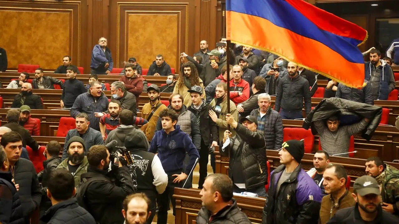FOTO: Tolak Berhenti Bertempur dengan Azerbaijan, Warga Armenia Geruduk Gedung Parlemen