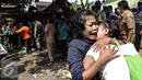 Salah satu penghuni menangis histeris saat penggusuran terjadi di Rawasari Selatan, Jakarta, Kamis (23/7/2015). Tampak upaya petugas saat melakukan pengusuran di  Rawasari Selatan. (Liputan6.com/Faizal Fanani)