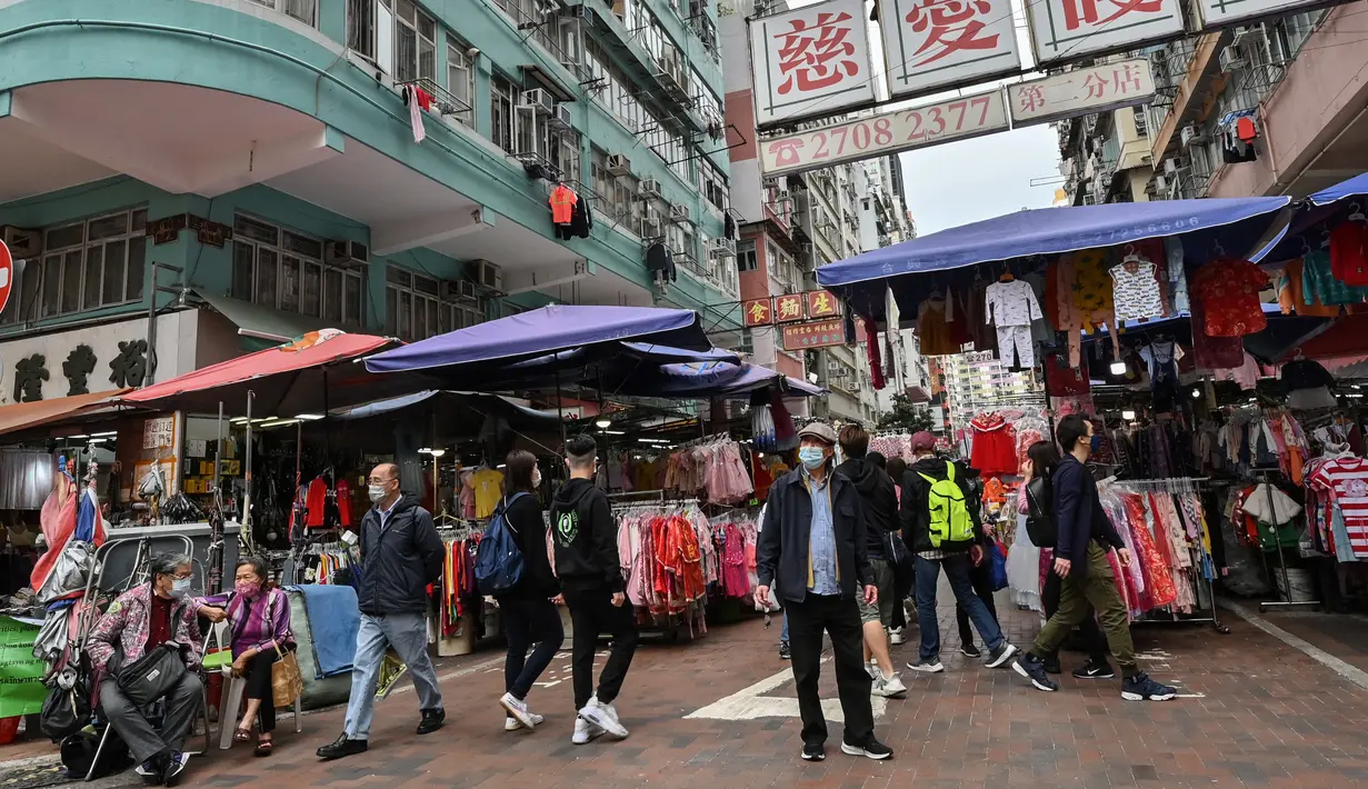 Orang-orang berbelanja dekorasi menjelang Tahun Baru Imlek di Hong Kong pada 26 Januari 2022. Tahun Baru Imlek untuk masyarakat Tionghoa atau China di seluruh dunia pada tahun ini akan jatuh pada tanggal 1 Februari 2022. (Peter PARKS / AFP)