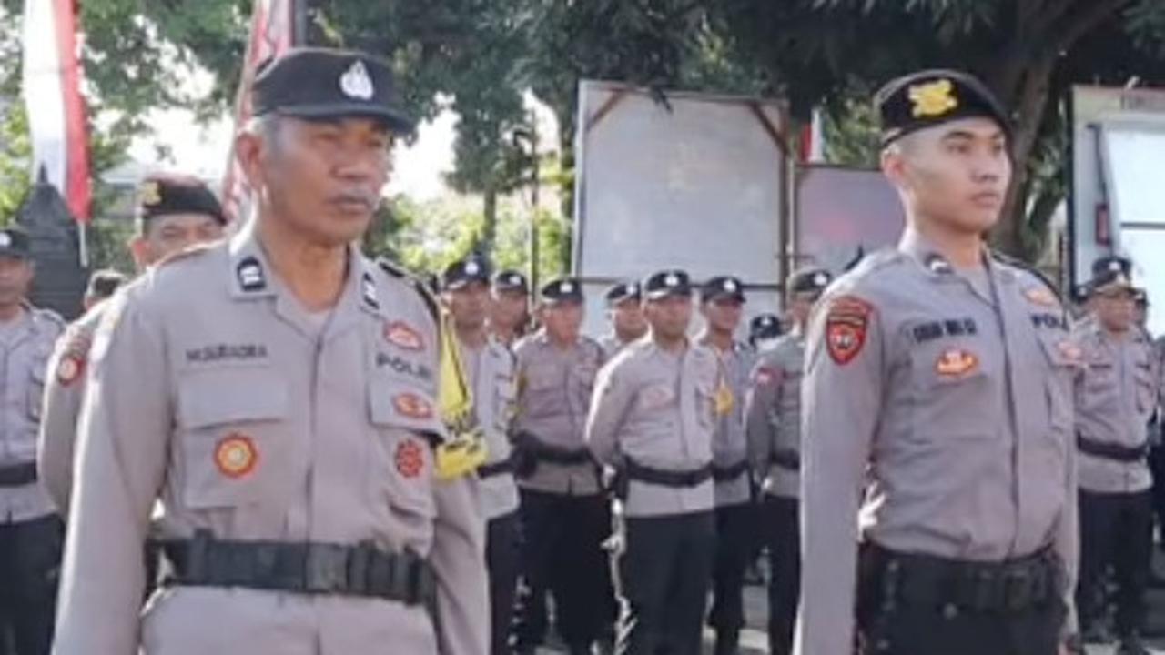 komandan tni bagi-bagi uang