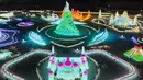 Foto udara menunjukkan wisatawan mengunjungi Dunia Es-Salju Harbin di Harbin di Provinsi Heilongjiang, China timur laut, Sabtu (25/12/2021). Dunia Es-Salju Harbin ke-23 dibuka untuk umum pada hari Sabtu. (Wang Jianwei/Xinhua via AP)