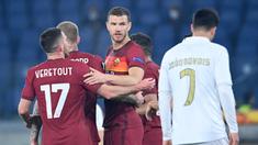 Striker AS Roma, Edin Dezko (tengah) merayakan gol pertama timnya yang dicetak ke gawang SC Braga dalam laga leg kedua babak 32 Besar Liga Europa 2020/21 di Olimpico Stadium, Kamis (25/2/2021). AS Roma menang 3-1 atas SC Braga dan lolos ke babak 16 Besar. (AFP/Alberto Pizzoli)