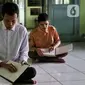 Pelajar penyandang tuna netra mengikuti Tadarus Al Quran braille di Yayasan Tunanetra Raudlatul Makmufin Serpong, Tangerang Selatan, Banten, Rabu (28/4/2021). Taman tunanetra merupakan wadah bagi para pelajar tunanetra untuk berkumpul dan belajar membaca Alquran Braille. (Liputan6.com/Angga Yuniar)