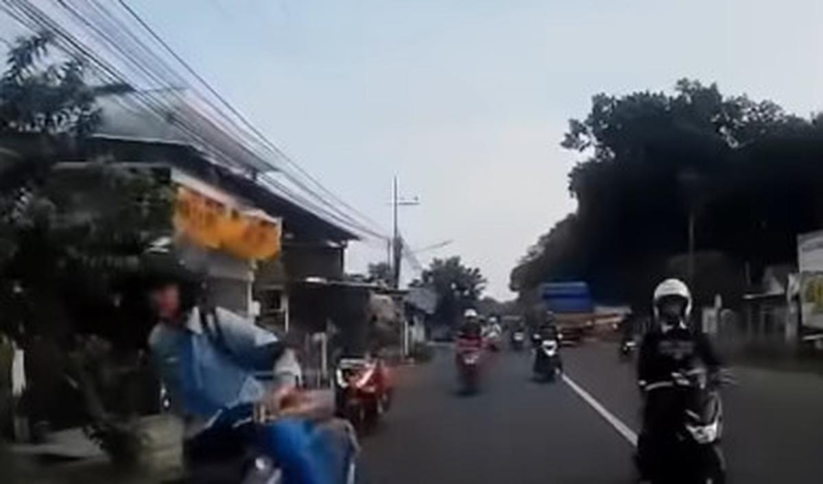 Terlalu mendadak, ia pun tak dapat menghindarkan motor yang dikendarai hingga menabrak bagian belakang mobil. <br>