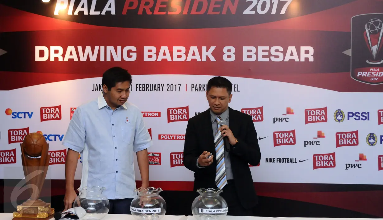 Ketua Steering Comitte, Maruarar Sirait (kiri) bersama Ketua Organizing Comitte, Iwan Budianto melakukan undian jadwal pertandingan babak 8 besar Piala Presiden 2017 di Jakarta, Selasa (21/2). (Liputan6.com/Helmi Fithriansyah)