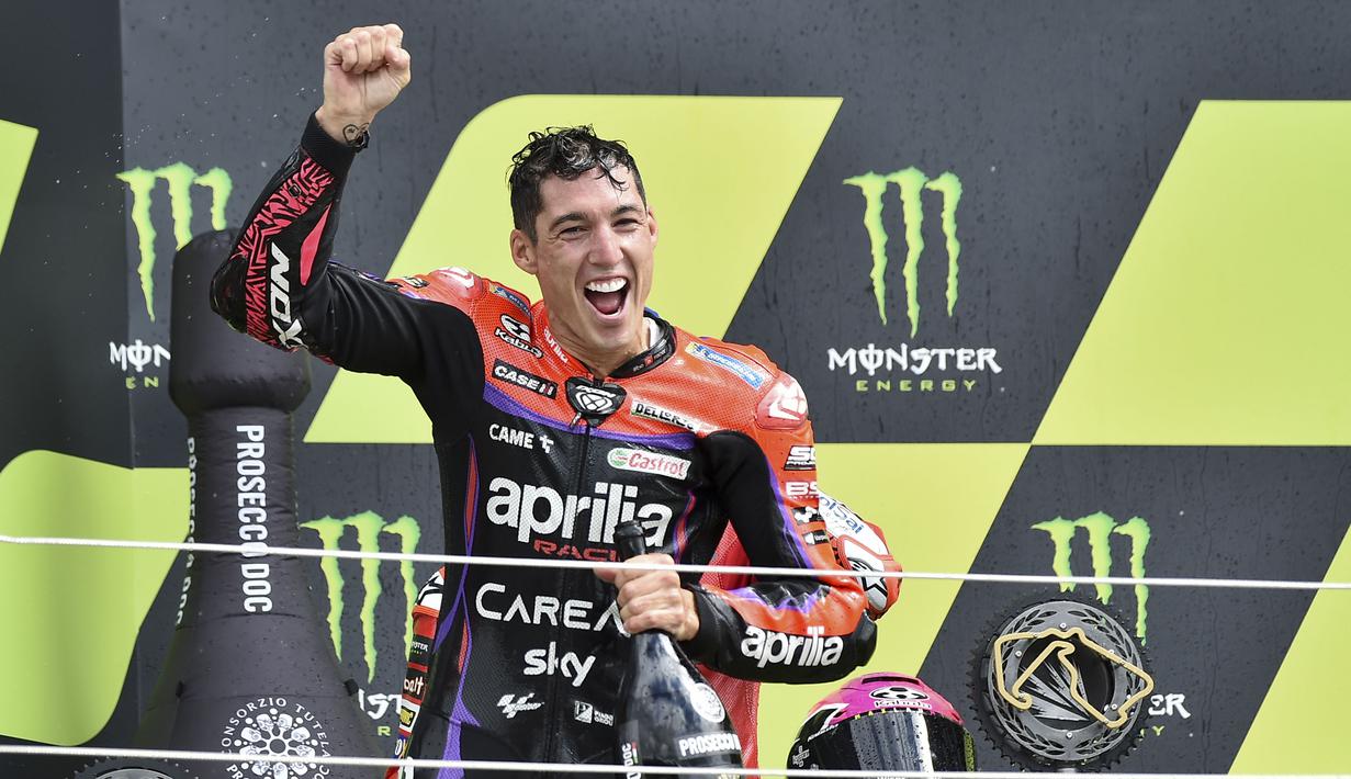 Pembalap Aprilia Racing, Aleix Espargaro, melakukan selebrasi setelah memenangkan balapan MotoGP Inggris di Sirkuit Silverstone, Minggu (06/08/2023). Aleix Espargaro sukses memenangkan balapan dengan catatan waktu 40 menit 40.367 detik. (AP Photo/Rui Vieira)